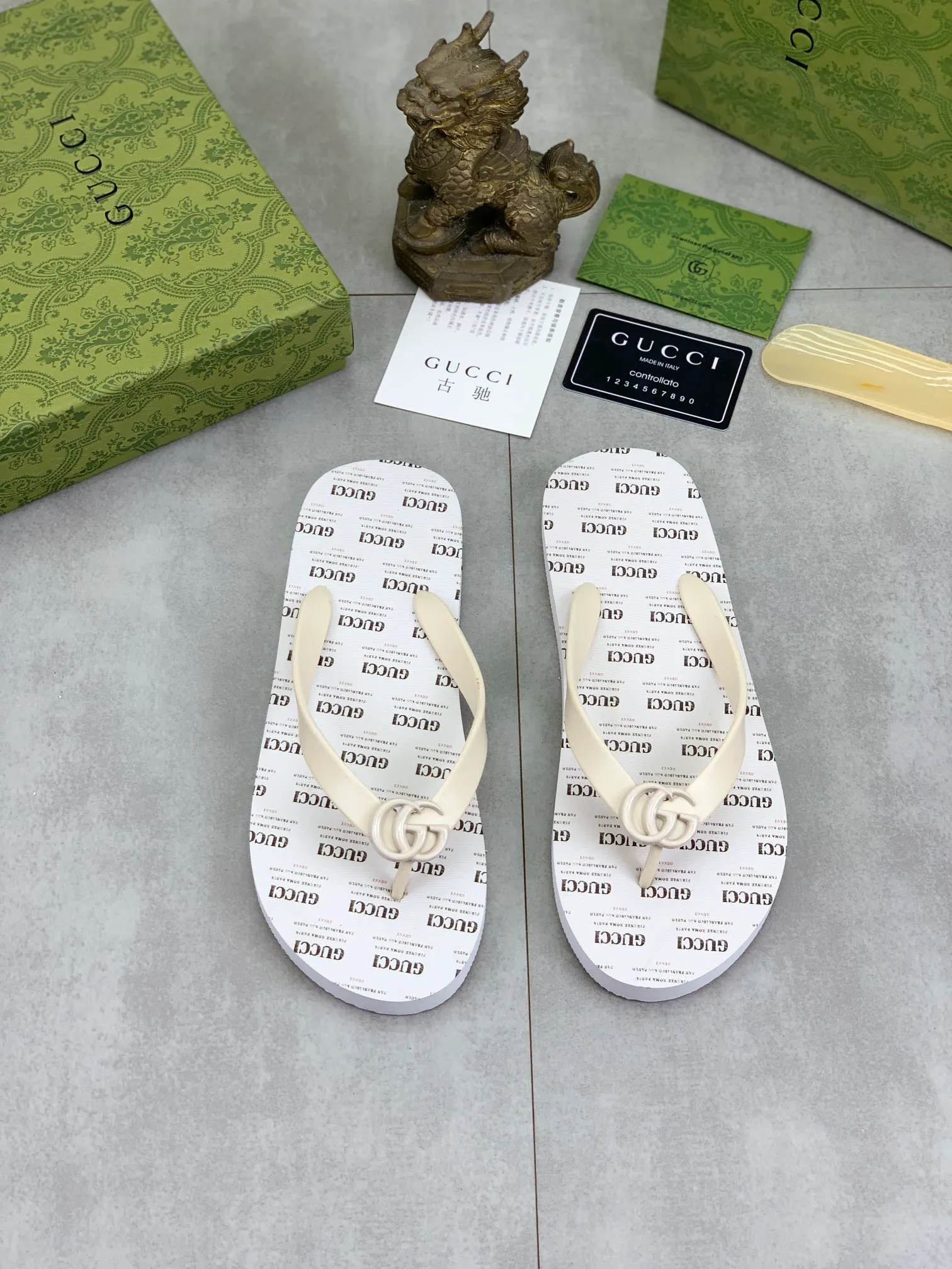 Men's men's shoes 💰P220💰【New style】🆘【GUCCI】Official website's popular Gucci adult couple 🧑‍🤝‍🧑 style, children's flip-flops are on sale at the counter simultaneously! Original fabric imported from Italy. Original bottom provided by the original factory. Size: Adult 36-45. Children’s size: 30-37. Multiple colors available.